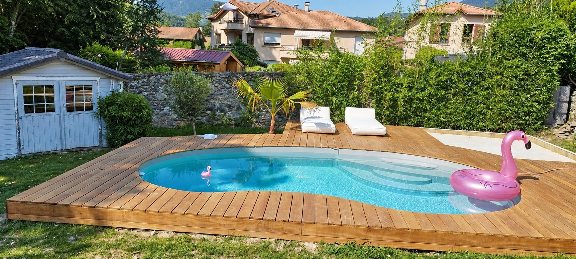 Terrasse bois autour de la piscine vue jardin