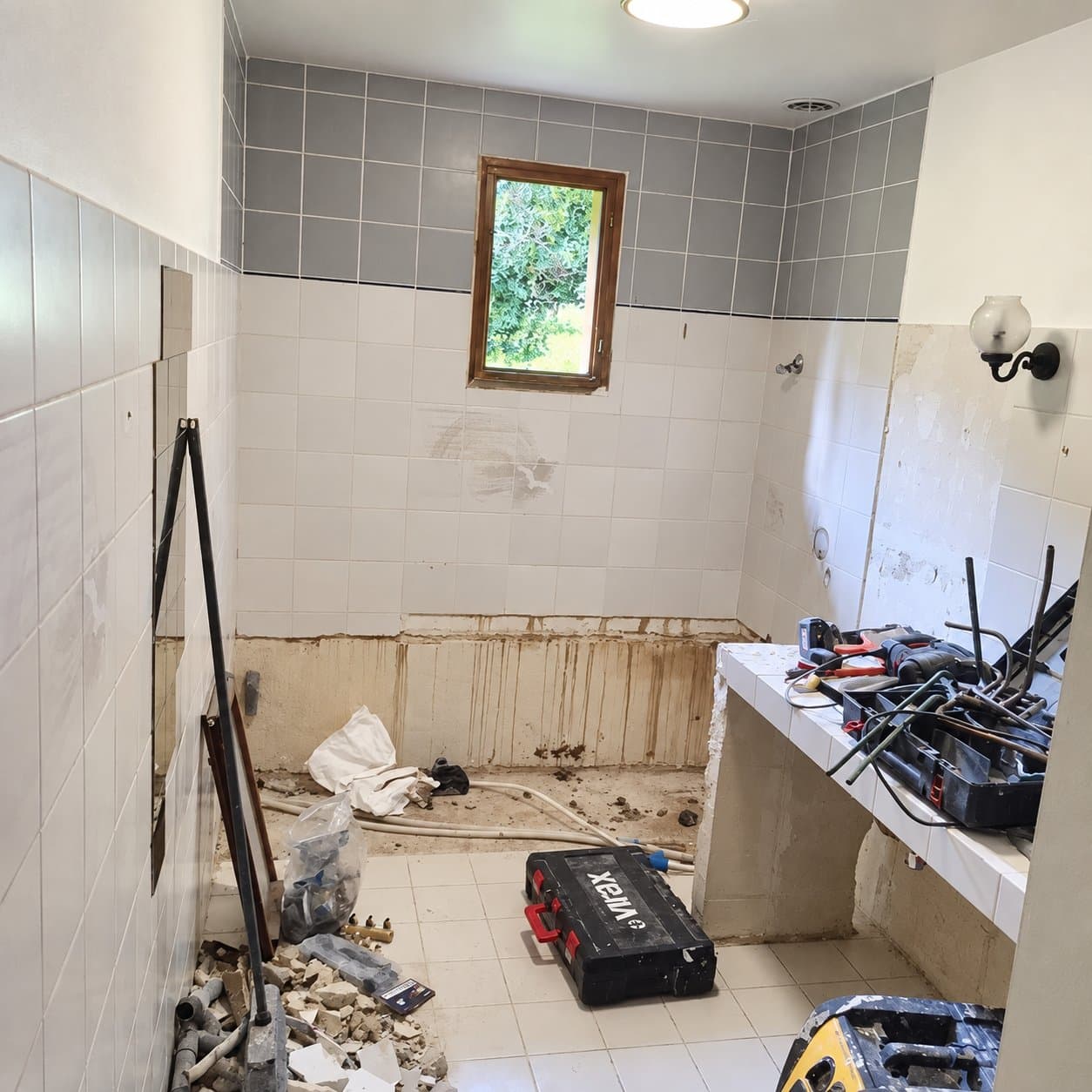 Chantier, reprise de carrelage et outillage