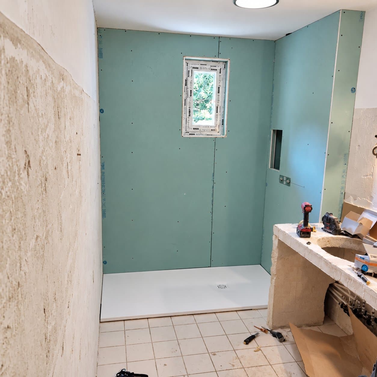 Chantier, receveur posé et cloison hydrofuge
