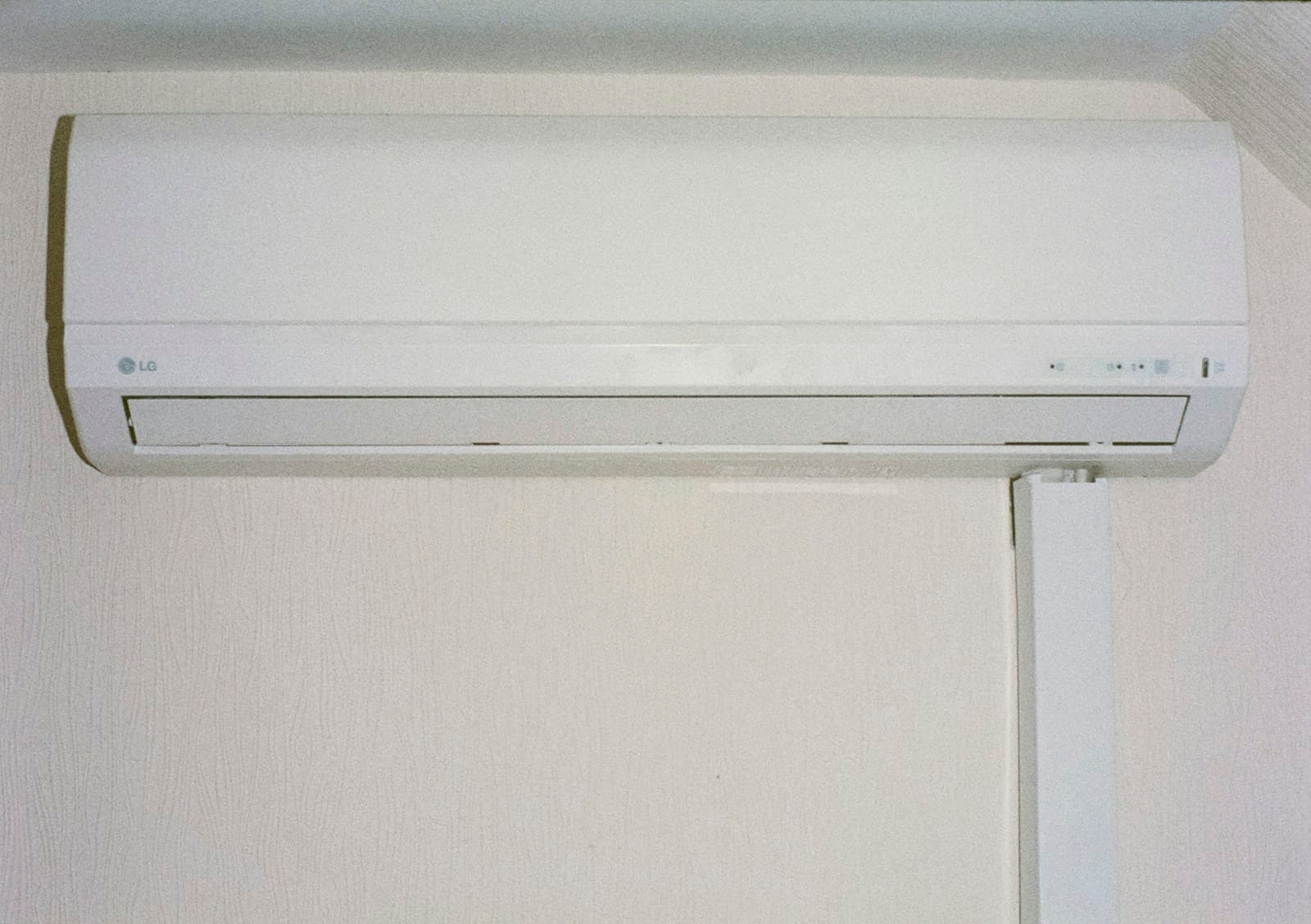 Unité intérieure de climatisation installée dans un intérieur lumineux
