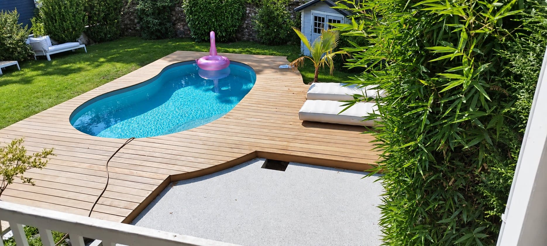 Vue plongeante sur piscine et terrasse bois