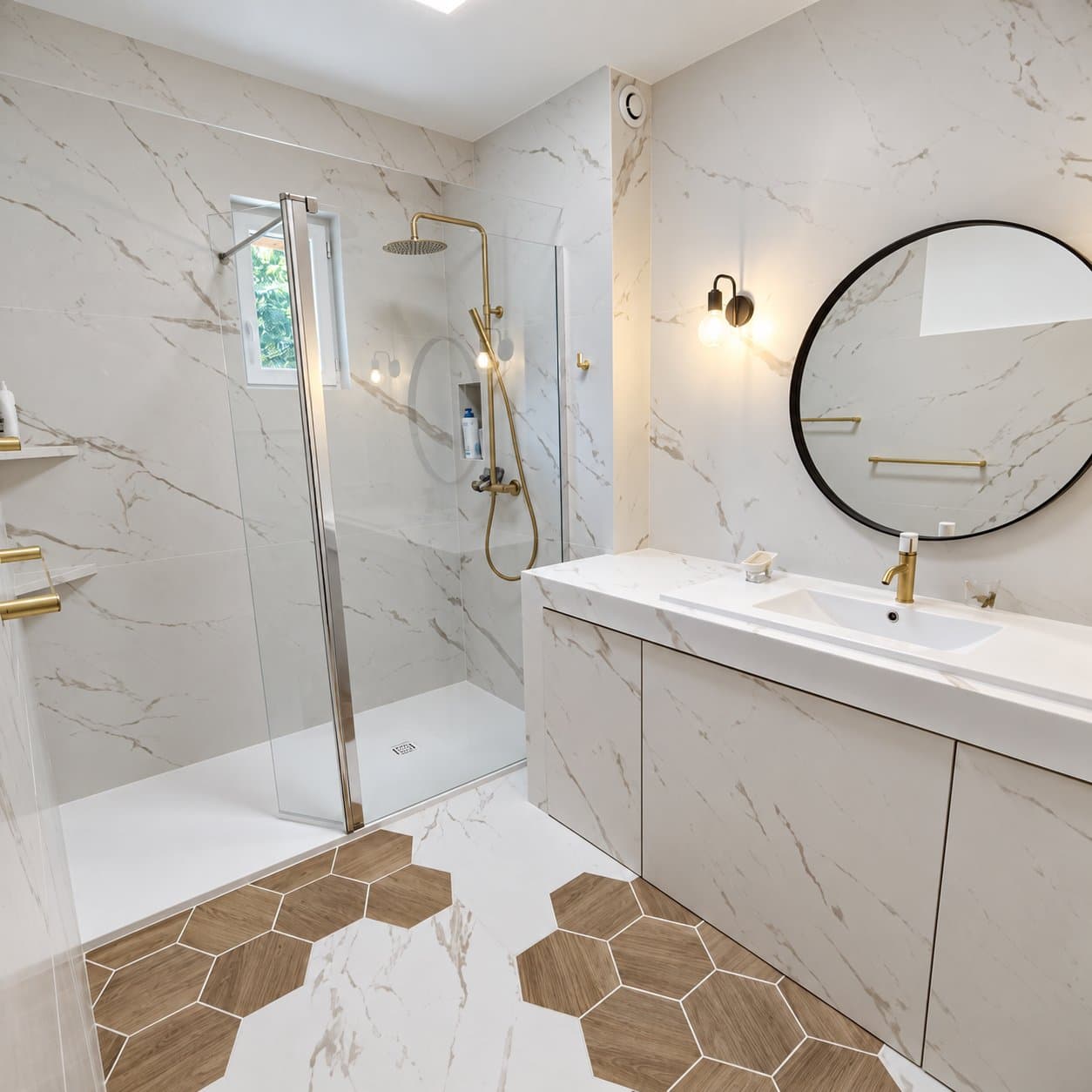 Salle de bain luxueuse en marbre blanc et robinetterie or