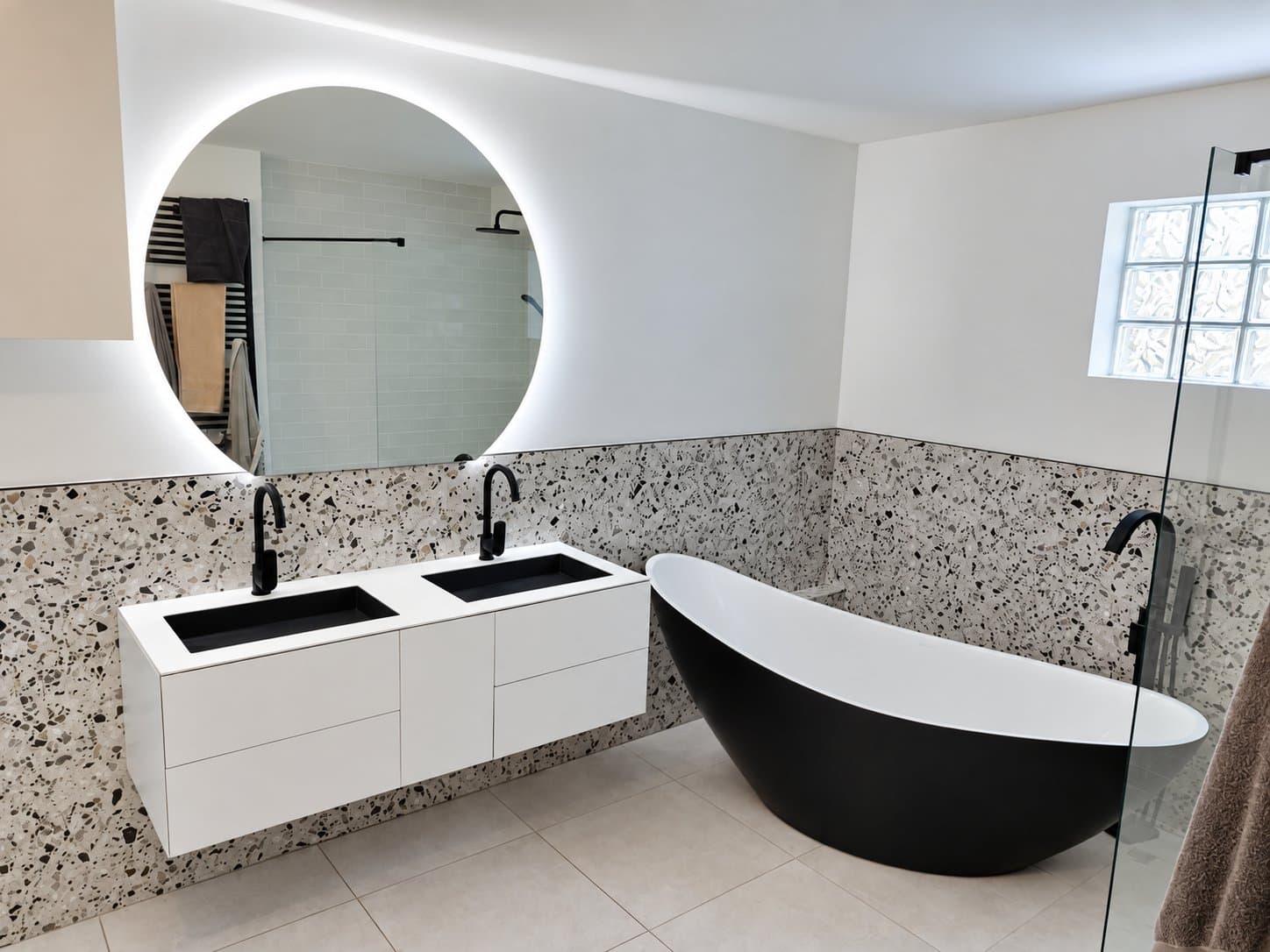Salle de bain monochrome avec baignoire îlot