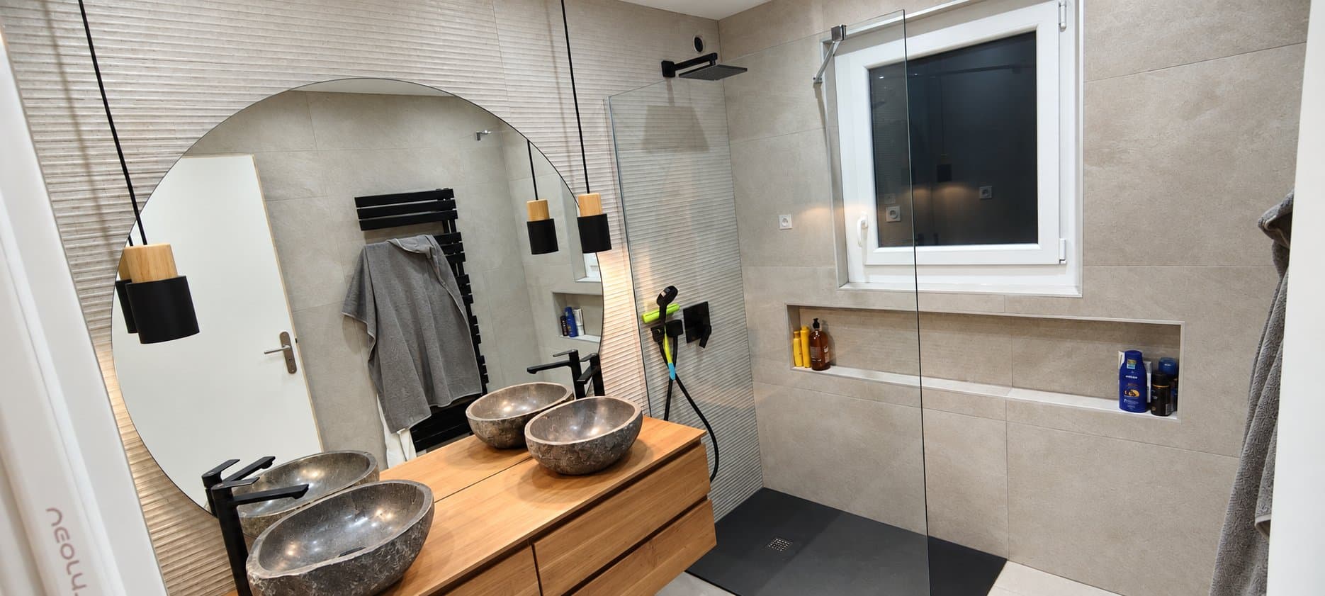 Salle de bain tons sable avec robinetterie noire