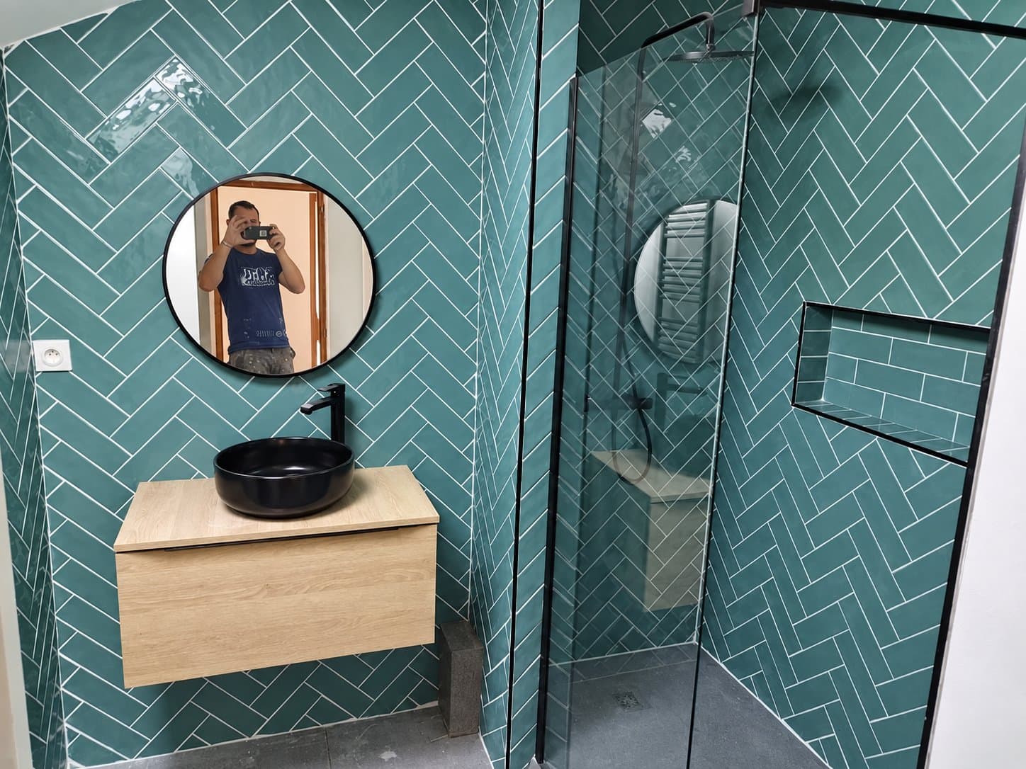 Salle de bain carrelage turquoise en chevron