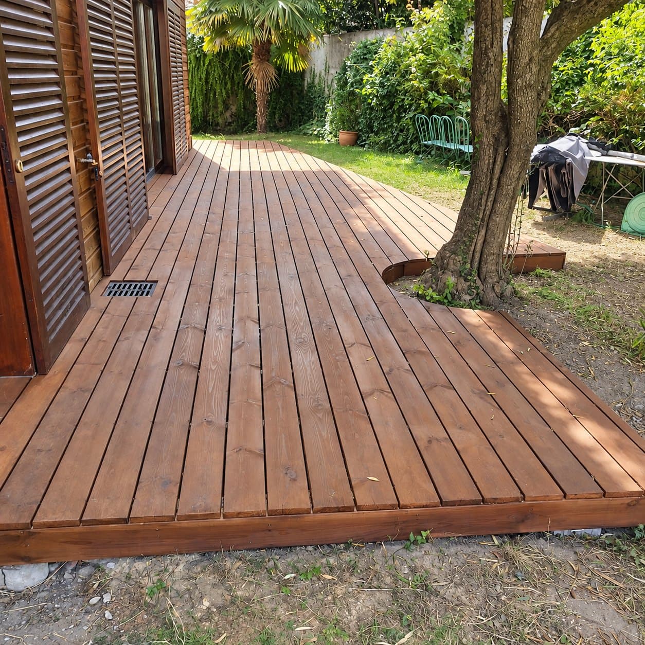 Terrasse bois découpée autour d’un arbre